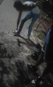 Tânăr pus să măture cojile de seminţe pe care le aruncase într-un parc din Târgu Ocna / Poliţiştii, care l-au şi amendat, spun că l-au „ajutat să regăsească simţul civic” - VIDEO