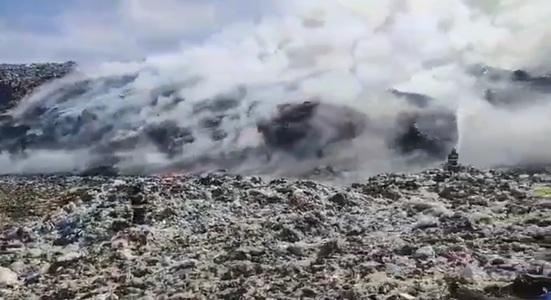 Dâmboviţa: Incendiu la groapa de gunoi din oraşul Titu / Populaţia, avertizată prin mesaj RO-ALERT - VIDEO