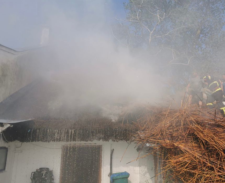 Tulcea: Incendiu la o cherhana în localitatea Mila 23. Acoperişul din stuf al construcţiei a fost distrus de flăcări