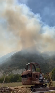 IGSU: 40 de pompieri români intervin şi în Franţa, pentru a ajuta la stingerea unor incendii forestiere izbucnite în localitatea Chanousse - VIDEO