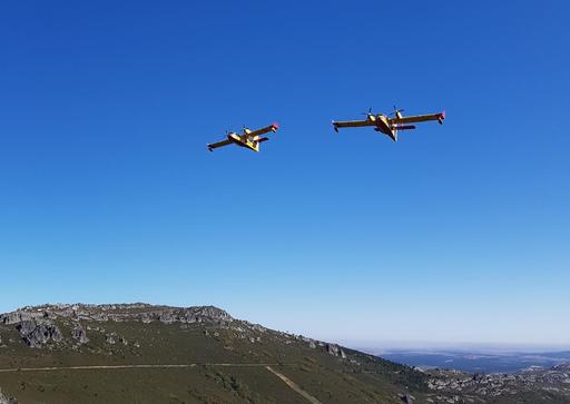 Comisia Europeană: UE trimite două avioane rescEU de stingere a incendiilor şi echipe de pompieri suplimentare pentru a ajuta la stingerea incendiilor din Grecia