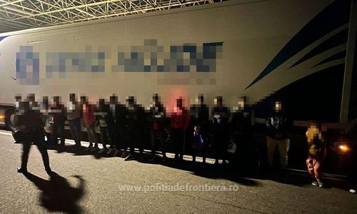 Poliţia de Frontieră: 122 cetăţeni străini, depistaţi de poliţiştii de frontieră, în ultimele 24 de ore, în tentativă de trecere ilegală a frontierei / Trei conducători auto, doi cetăţeni turci şi un român, cercetaţi pentru trafic de migranţi