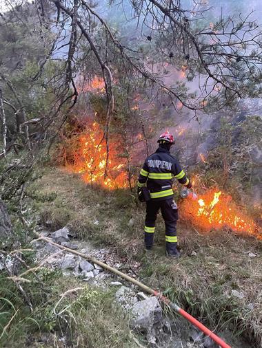 Pompierii români şi francezi intervin de peste 48 de ore pentru a limita răspândirea incendiului de pădure din apropierea localităţii Chanousse - FOTO, VIDEO