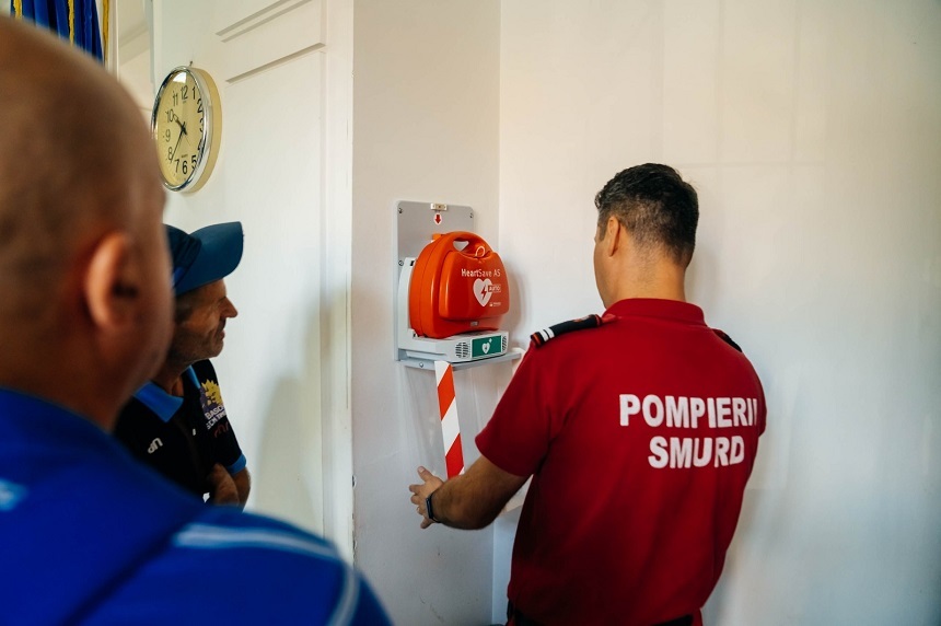 Trei defibrilatoare automate au fost instalate în instituţii publice din Timişoara - FOTO
