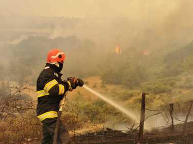 Pompierii români continuă misiunea de stingere a incendiilor de pădure în Grecia, alături de cei eleni / Intervenţii pe autostrada către Alexanddroupolis - FOTO, VIDEO
