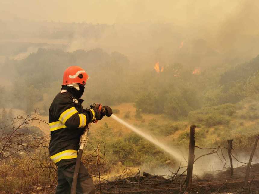 Pompierii români continuă misiunea de stingere a incendiilor de pădure în Grecia, alături de cei eleni / Intervenţii pe autostrada către Alexanddroupolis - FOTO, VIDEO