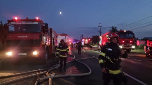 Explozii la o staţie GPL din Crevedia - Pompier de la ISU Dâmboviţa: Mai există flăcări/ Am fost surpins în deflagraţia cea mare, dar sunt ok/ Incendiul a fost localizat