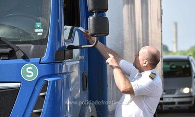 Timpi de aşteptare de până la 600 de minute pentru camioane, la ieşirea din ţară/ Autoturismele stau cel mai mult la Petea şi Nădlac II