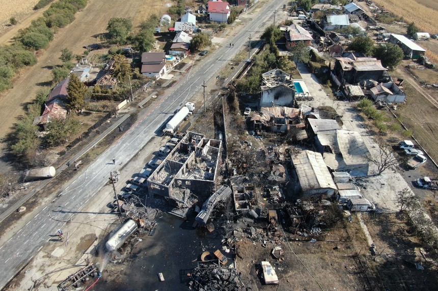 UPDATE - Explozii la o staţie GPL din Crevedia - Procurorul general: Din datele preliminare reiese că doi şoferi transferau GPL dintr-o cisternă în alta când a apărut focul, în condiţii încă neelucidate complet/ Angajaţii au încercat să oprească traficul