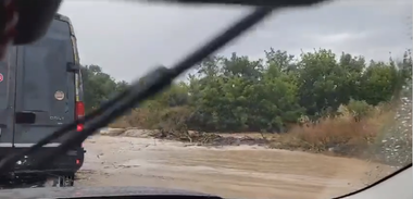 IGSU -  35 de localităţi din 19 judeţe şi Capitala, afectate de vijelii şi de ploile abundente în ultimele 24 de ore / Circulaţia a fost blocată temporar pe trei drumuri naţionale / 8 autoturisme avariate de copacii doborâţi de vânt