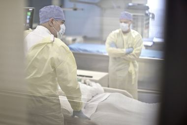 Ciolacu i-a vizitat pe pompierii aflaţi la Spitalul Regina Astrid din Bruxelles: Un tânăr de 22 de ani a fost detubat şi urmează să iasă de la ATI.  Am vorbit cu soţia celui de-al doilea pompier, am încurajat-o şi am asigurat-o de tot sprijinul nostru

