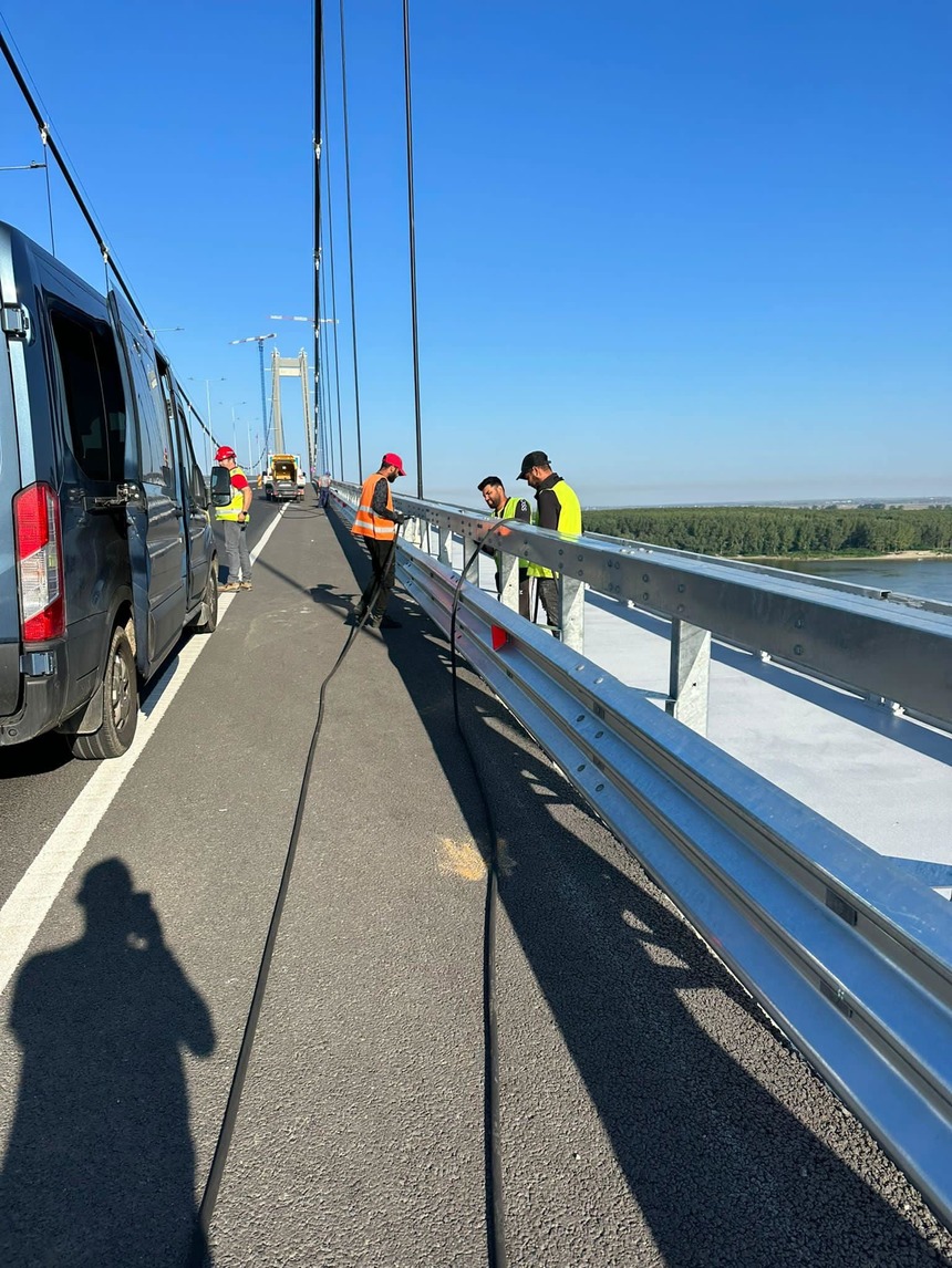 CNAIR anunţă că a fost finalizată verificarea tuturor şuruburilor parapetului de siguranţă de pe Podul Suspendat peste Dunăre de la Brăila: Din totalul de 100.000 de şuruburi, au fost slăbite un număr de 401, ceea ce înseamnă aproximativ 0,4%
