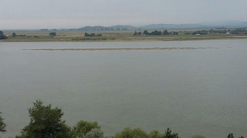 Cele două persoane care au eşuat cu o ambarcaţiune pe malul ucrainean al Dunării au revenit pe malul românesc 
