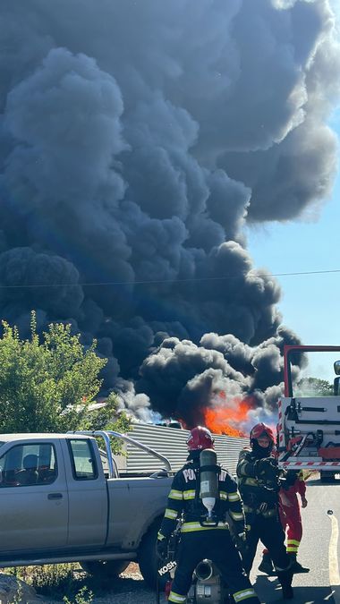 Vrancea: Puternic incendiu la un depozit de colectare a deşeurilor din plastic / A fost emis mesaj RO-Alert din cauza fumului dens - FOTO / VIDEO