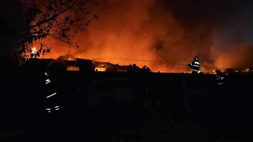 UPDATE - Incendiu puternic la o hală din Slatina, unde erau depozitate mase plastice, mobilier şi textile / Pompierii au reuşit să stingă incendiul, însă hala a fost distrusă - VIDEO