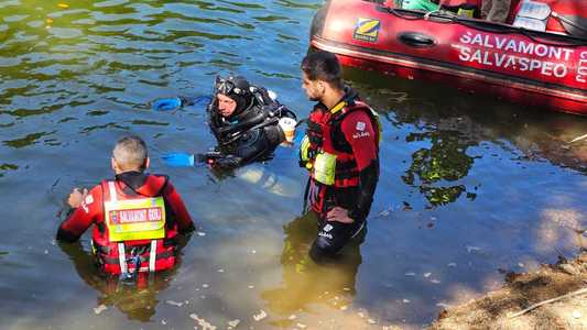 UPDATE - Cluj: Bărbatul dispărut sâmbătă în lacul Tarniţa, căutat cu unul dintre cele mai performante detectoare şi cu o dronă subacvatică / Trupul acestuia a fost găsit - VIDEO 