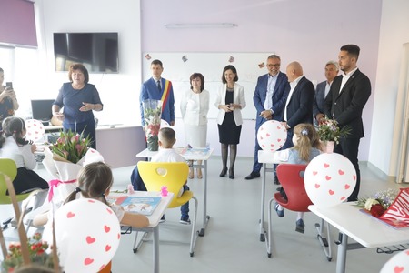 Buzău: Prima şcoală din România reabilitată energetic prin PNRR, reinaugurată în localitatea Săpoca, după o investiţie de peste 1,6 milioane de euro / Reducere cu peste 50% a consumului de energie / Încălzire în pardoseală în toate clasele

