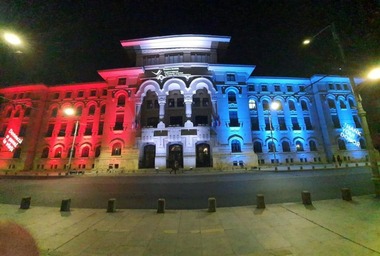 Nicuşor Dan: Primăria Municipiului Bucureşti se alatură campaniei de conştientizare a importanţei donării de celule stem / Clădirea Primăriei, iluminată în albastru-alb-roşu