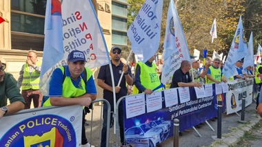UPDATE - Proteste în Bucureşti - Sindicalişti BNS protestează în faţa Ministerului Finanţelor, nemulţumiţi de măsurile anunţate de Guvern/ Protest şi ministerele Justiţiei şi Muncii şi un marş spre Guvern/ Care sunt nemulţumirile - FOTO, VIDEO