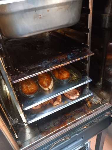Amenzi de 140.000 de lei, date de Protecţia Consumatorilor după mai multe controale făcute la Taverna Racilor Herăstrău/ Printre nereguli: produse expirate, mizerie, muşte, lipsa autorizaţiei de la Primărie/ Unitatea ar putea fi închisă până la un an - FOTO