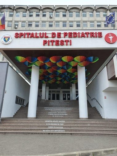 Control la Spitalul de Pediatrie Piteşti - Echipele au constatat riscuri în caz de incendiu, inclusiv paturi mobile mai late decât uşile. Angajaţii unei firme, găsiţi fumând în spital