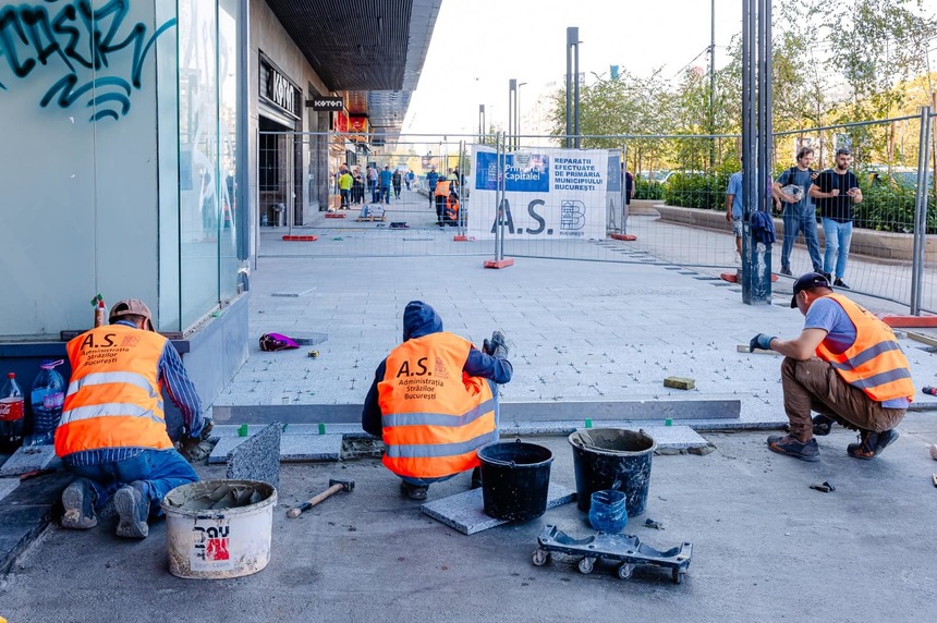 Nicuşor Dan: Lucrările pentru repararea trotuarelor din faţa magazinului Unirea avansează. În prezent, este montat pavajul din granit - FOTO