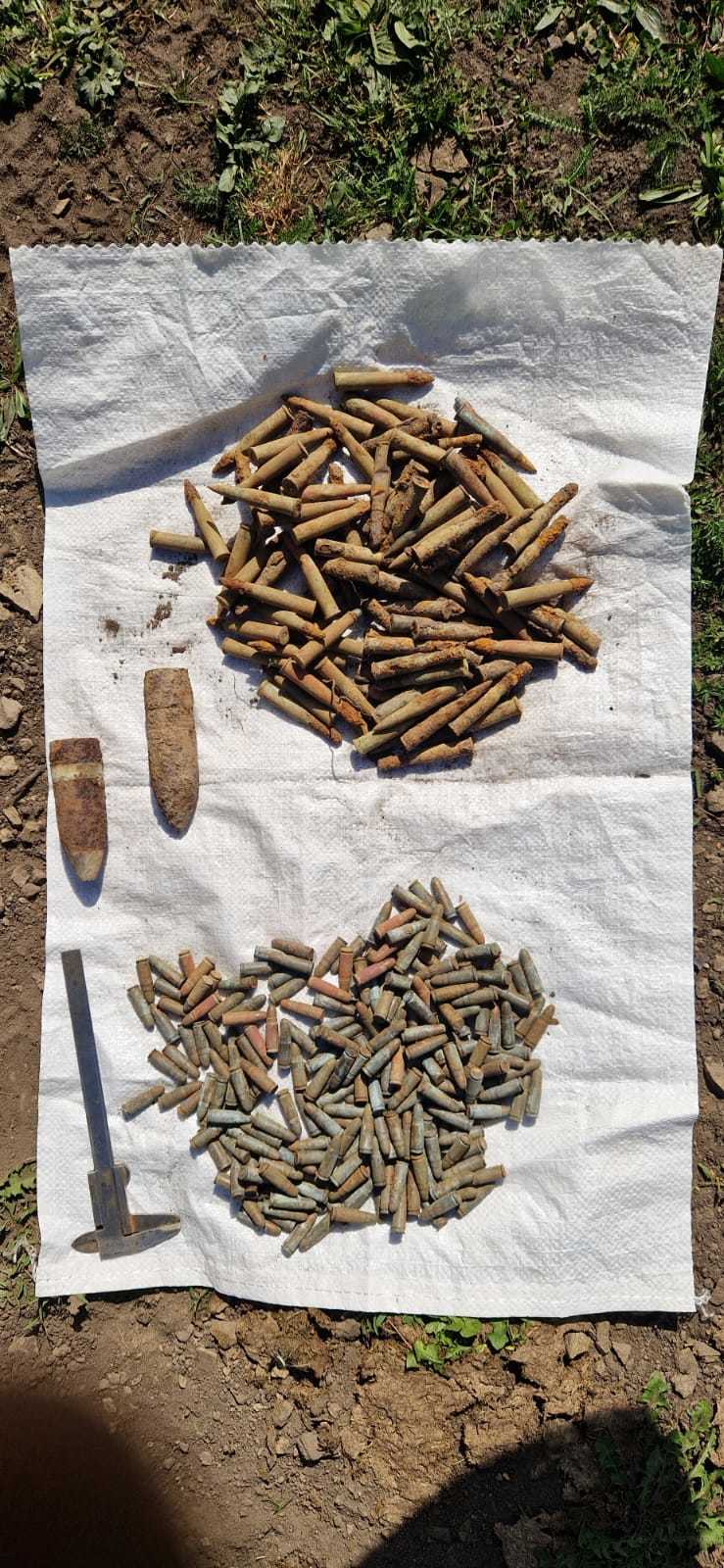 Harghita: Sute de elemente de muniţie, găsite de o persoană, cu un detector de metale, în comuna Sânmartin - FOTO
