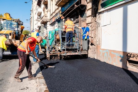 Nicuşor Dan: Lucrările pentru reparaţia trotuarelor continuă. Administraţia Străzilor Bucureşti execută în prezent reparaţii la trotuarele aflate pe opt artere ale oraşului