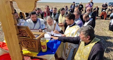 Arhiepiscopul Tomisului s-a rugat pentru ploaie pe un câmp din apropiere de Năvodari - VIDEO