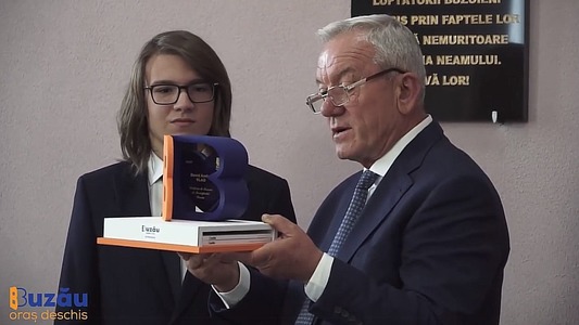Multiplu medaliat internaţional, elevul David Andrei Vlad a devenit cel mai tânăr cetăţean de onoare al judeţului Buzău - VIDEO