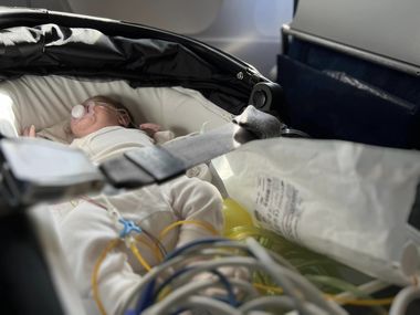Patru bebeluşi cu diferite malformaţii, care nu puteau fi trataţi în România, au primit şansa de a trăi / Două curse aeriene i-au transportat la Helsinki şi Milano / Asociaţia Blondie: Deja pregătim zborul următor - FOTO