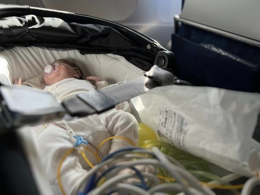Patru bebeluşi cu diferite malformaţii, care nu puteau fi trataţi în România, au primit şansa de a trăi / Două curse aeriene i-au transportat la Helsinki şi Milano / Asociaţia Blondie: Deja pregătim zborul următor - FOTO
