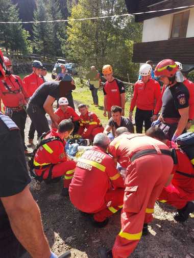UPDATE - Neamţ: Intervenţie pentru salvarea unui bărbat lovit de o piatră, într-o zonă greu accesibilă din Cheile Bicazului / Un elicopter SMURD a preluat victima - FOTO