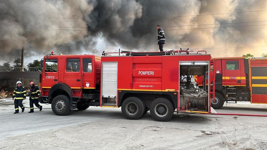 Ilfov: Intervenţie a pompierilor pentru stingerea unui incendiu de vegetaţie, în Glina / Focul s-a extins pe o suprafaţă de 12.000 de metri pătraţi