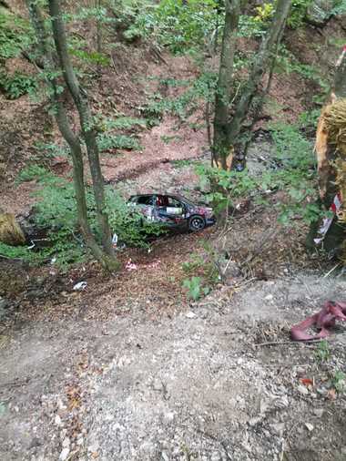 Accident la Raliul Clujului / Una dintre maşinile înscrise în competiţie a căzut într-o râpă / Pilotul şi copilotul sunt duşi la spital