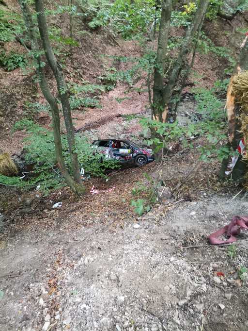 Accident la Raliul Clujului / Una dintre maşinile înscrise în competiţie a căzut într-o râpă / Pilotul şi copilotul sunt duşi la spital