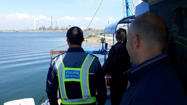 Controale ample ale autorităţilor în cadrul operaţiunii „Clean Waters”. Au fost verificate 651 de persoane, 90 de nave/ Au fost date amenzi de peste 15.000 de lei, iar şase persoane sunt cercetate penal 

