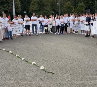 Rude şi prieteni ai celor doi tineri care au murit în accidentul de la 2 Mai au protestat, duminică, în Piaţa Victoriei / Ei au cerut pedepse mai aspre pentru persoanele care se urcă băute sau drogate la volan - VIDEO