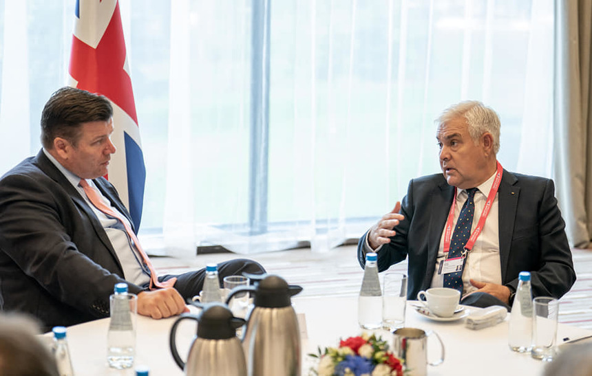 Ministrul Angel Tîlvăr, întrevedere cu ministrul britanic pentru Forţele Armate/ Cei doi oficiali au discutat despre parteneriatul strategic româno-britanic şi situaţia de securitate regională