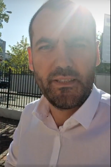 Viceprimarul USR de la Sectorul 3, Lucian Judele, a ajuns la Poliţie după ce s-a filmat live în grupul sanitar al unei şcoli, iar directorul l-a acuzat că a intrat peste copii în baie