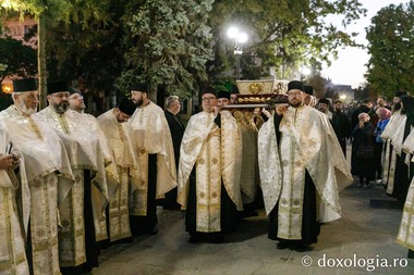 A început pelerinajul religios de la Iaşi. Racla cu moaştele Sfintei Cuvioasei Parascheva a fost scoasă din Catedrală şi aşezată în baldachinul din curtea lăcaşului de cult. Mii de oamenii aşteaptă deja la rând - FOTO


