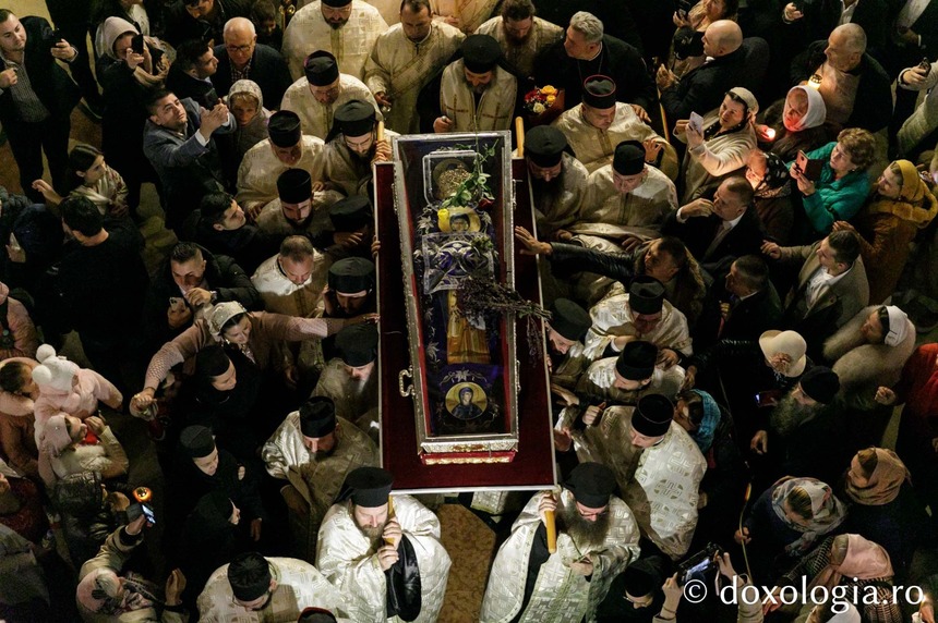 Pelerinajul de Sfânta Parascheva la Iaşi - Peste 36.000 de credincioşi s-au închinat la moaşte, alte 5.000 de persoane aşteaptă la rând - FOTO