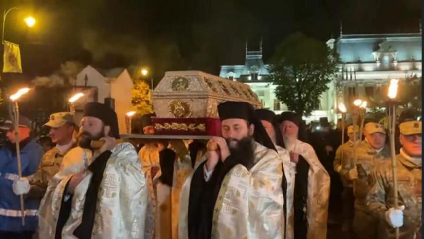 Racla cu moaştele Sfintei Cuvioase Parascheva a fost purtată pe străzile din centrul Iaşiului, în prezenţa a 20.000 de oameni