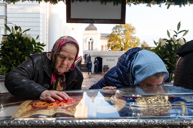 Pelerinajul de la Catedrala Mitropolitană din Iaşi: 55.000 de credincioşi au trecut până luni după-amiază pe la racla cu sfintele moaşte, iar sute de oameni aşteaptă în frig la rând