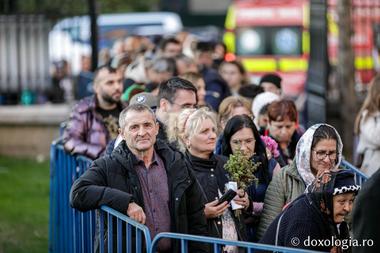 Pelerinajul de la Catedrala Mitropolitană din Iaşi: Peste 100.000 de credincioşi s-au închinat la moaştele Sfintei Cuvioase Parascheva. 3.000 de oameni aşteaptă la rând - FOTO