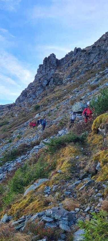 Acţiune de salvare în Munţii Rodnei - Cei 11 cetăţeni irlandezi rătăciţi din cauza ceţii, salvaţi după o intervenţie de peste zece ore/ Cinci dintre ei, duşi la spital pentru investigaţii