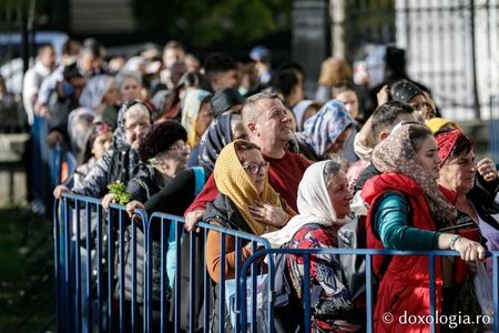 Pelerinajul de la Catedrala Mitropolitană din Iaşi: 10.000 de oameni aşteaptă la rând să se închine la sfintele moaşte, timpul de aşteptare fiind de câteva ore - FOTO
