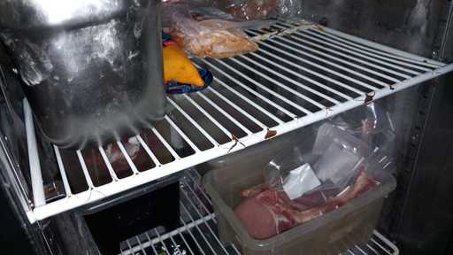 Amenzi de peste 800.000 de lei, date de ANPC după controale la firme din Centrul Vechi al Capitalei/ Au fost găsite alimente expirate sau stricate, dar şi aparate murdare