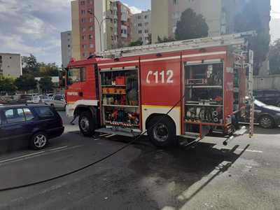 Cluj Napoca: Incendiu la subsolul unui bloc de locuinţe, unde era depozitată o jumătate de tonă de gunoi - FOTO