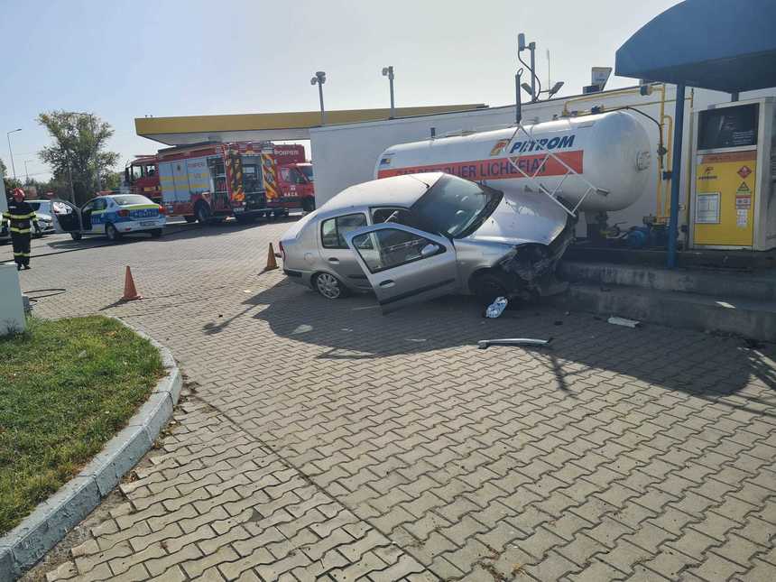 Accident spectaculos în Piteşti: Un autoturism implicat într-un accident a ricoşat într-un recipient cu GPL - FOTO